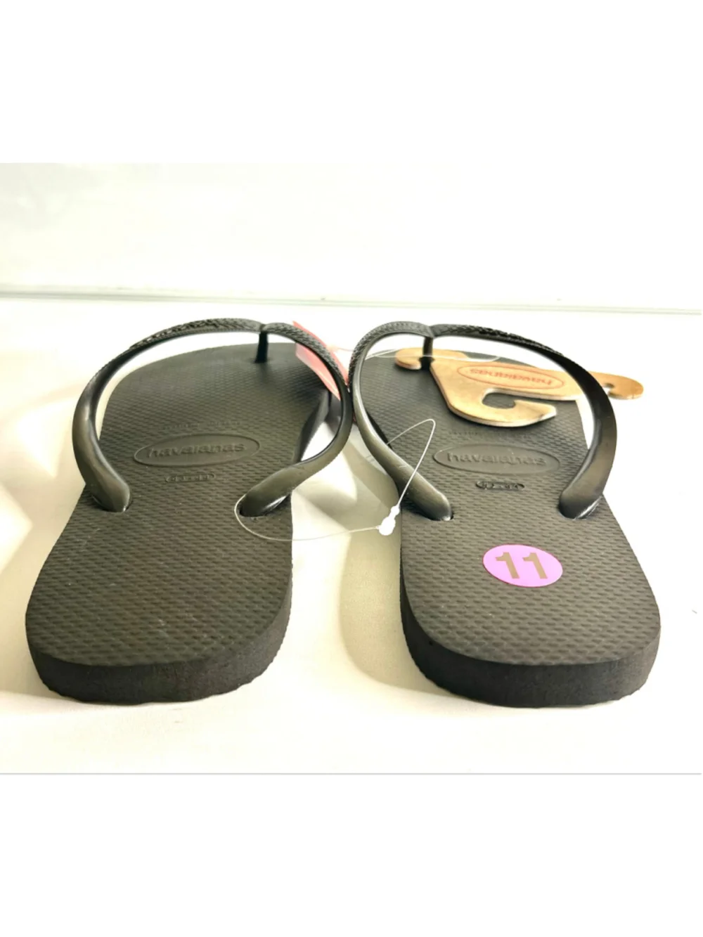NWT Havaianas Men Slim Black flip flops with a cushioned rubber footbed size 11